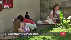 У Львові в Нацмузеї дітям дозволяють малювати на землі і відтискати графіку