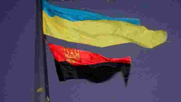 Сумська міськрада вирішила піднімати червоно-чорний прапор поряд з державним