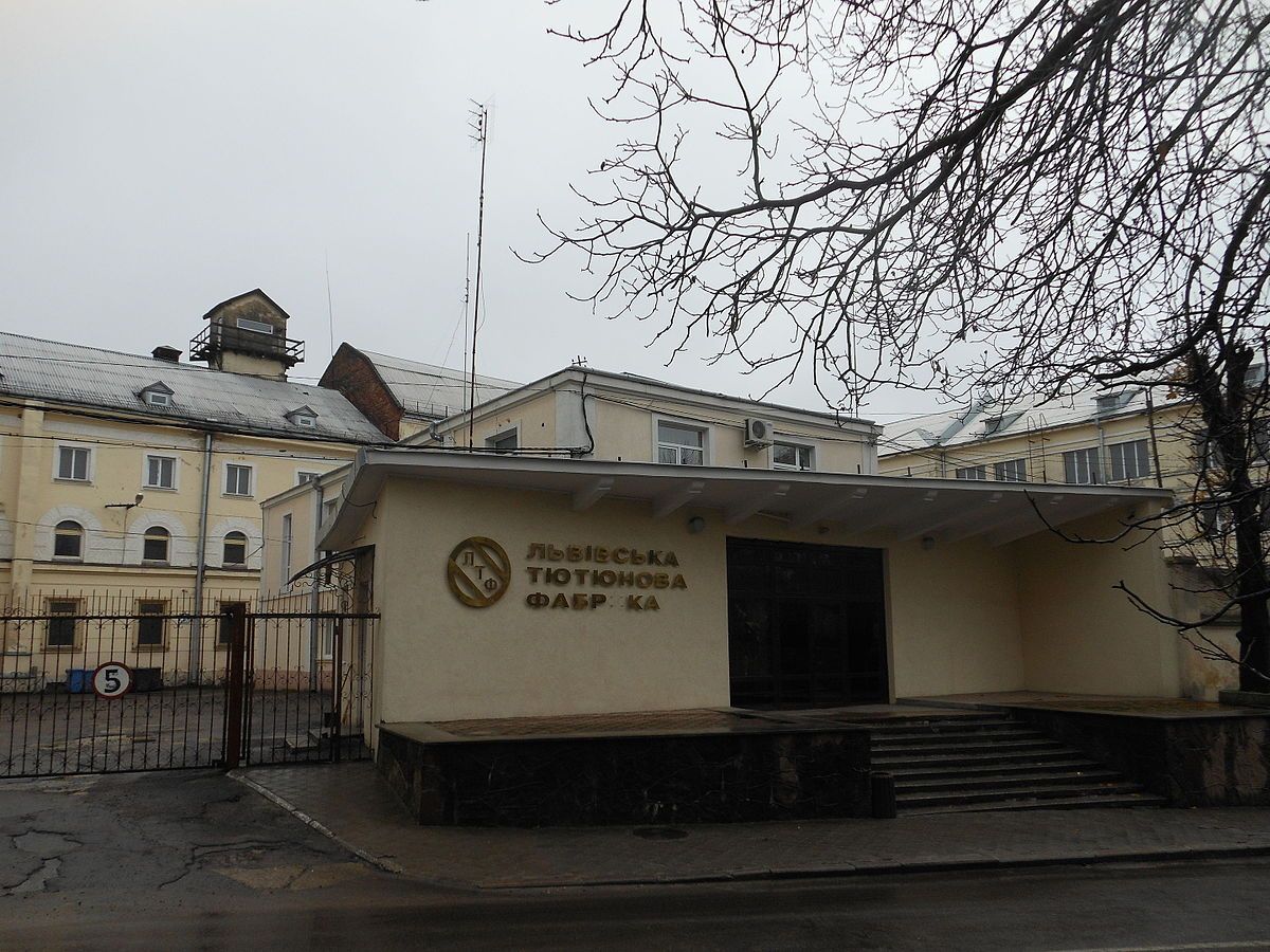 Журналісти назвали ринкові причини атак на Львівську тютюнову фабрику