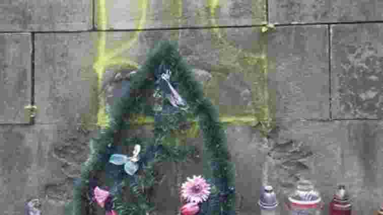 Відповідальність за плюндрування могили Кузнєцова у Львові взяла «С14»
