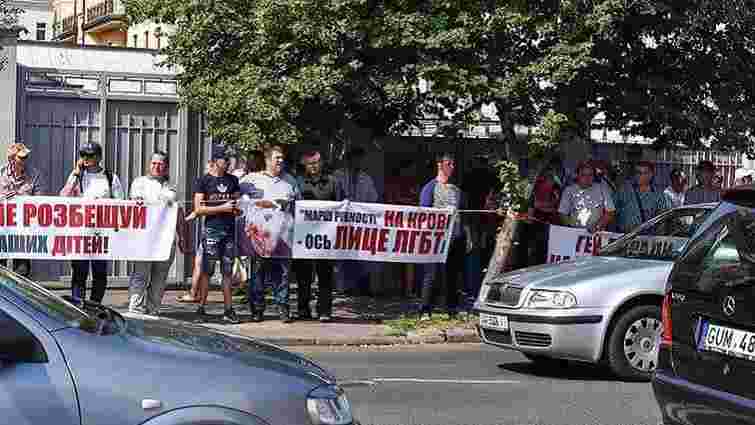 Мітингарі біля Верховної Ради вимагали заборонити проведення ЛГБТ-маршів
