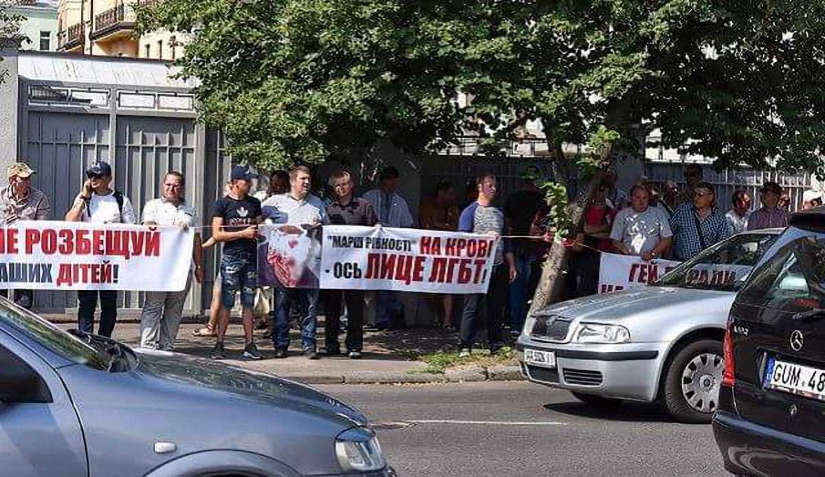 Мітингарі біля Верховної Ради вимагали заборонити проведення ЛГБТ-маршів