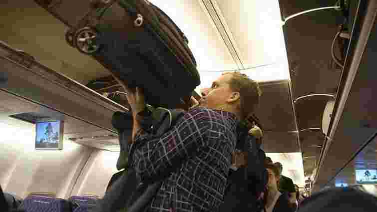 Wizz Air скасував безкоштовне перевезення ручного багажу на верхніх полицях літаків