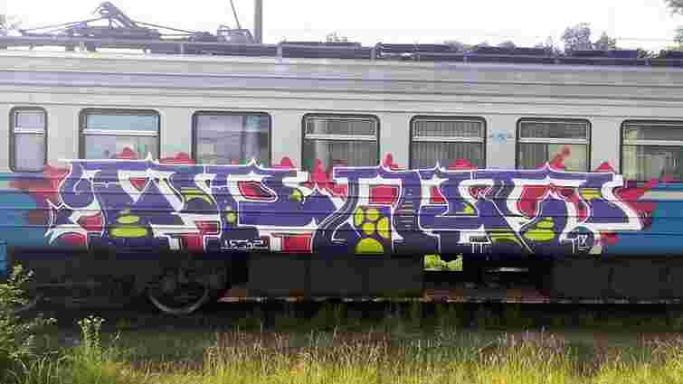 Львівські залізничники знімають з маршруту вагони приміських електричок через графіті