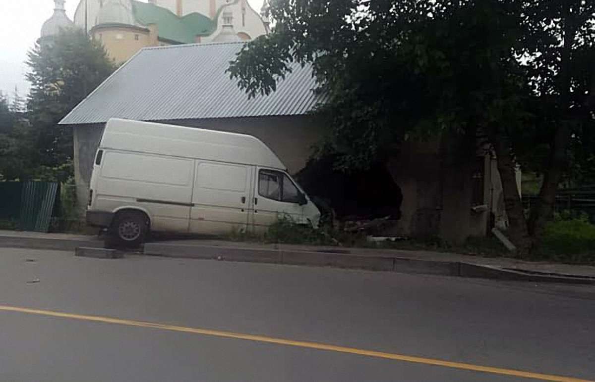 У Великому Любіні 22-річний водій мікроавтобуса в'їхав у стіну будинку