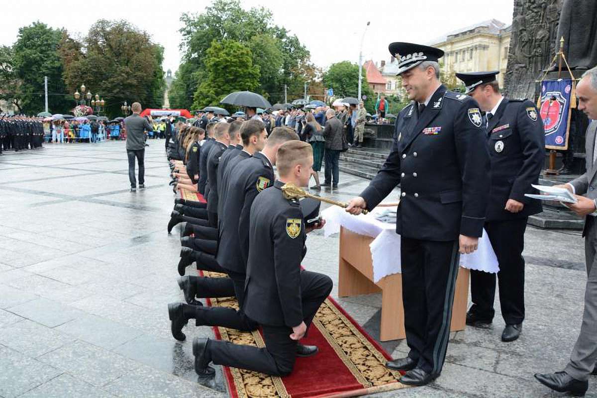 У центрі Львова випускників університету внутрішніх справ урочисто посвятили у правоохоронці