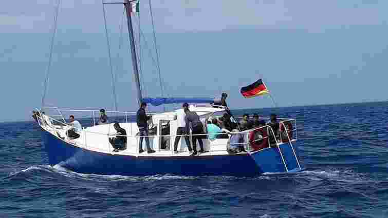 В Середземномор’ї затримали трьох українців, які перевозили на яхті нелегалів