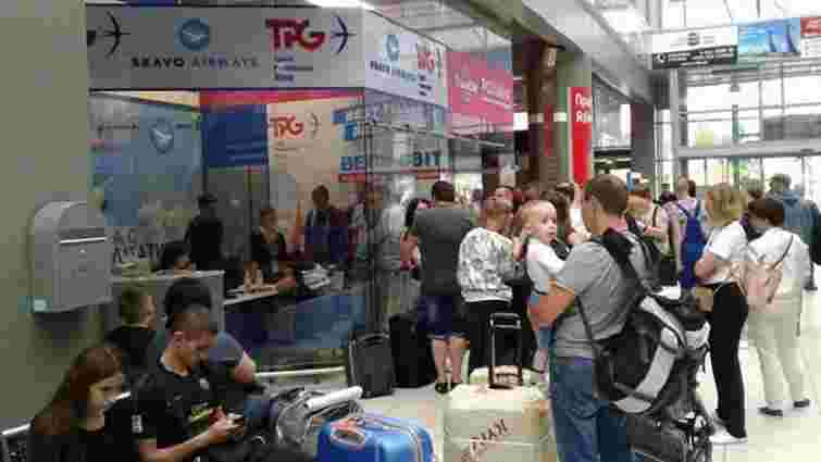 В аеропорту Києва застрягли близько 100 туристів зі скасованих рейсів у Туніс