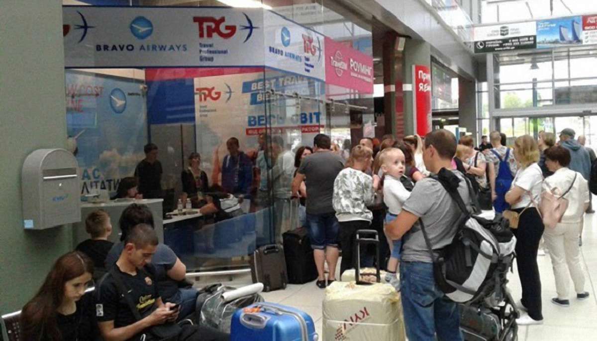 В аеропорту Києва застрягли близько 100 туристів зі скасованих рейсів у Туніс
