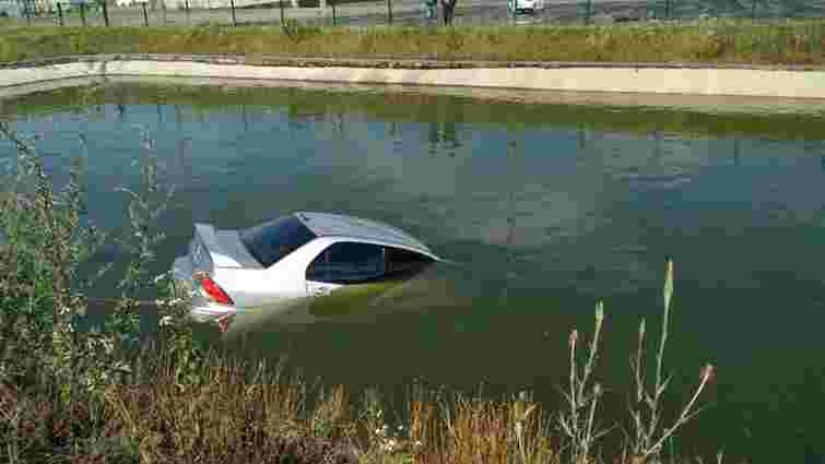 Львів'янин на Mitsubishi Lancer втопив авто в ставку біля «Арени Львів» 