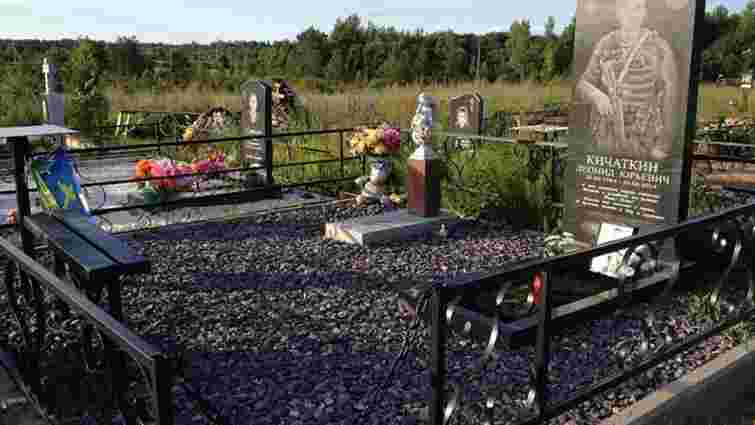 У Росії на місцях поховання загиблих в Україні псковських десантників встановили надгробки