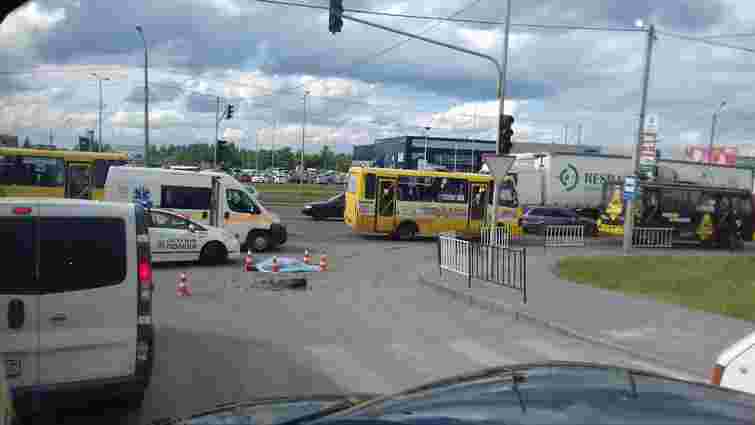 На виїзді зі Львова вантажівка збила на смерть жінку