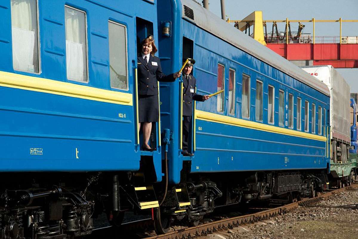 «Укрзалізниця» призначила додаткові поїзди та рейси до Дня Конституції