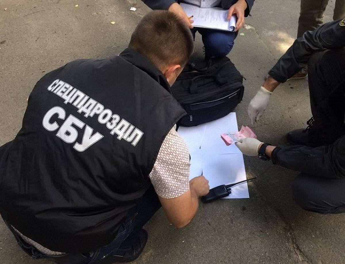 Одного з керівників поліції Хмельниччини затримали на хабарі