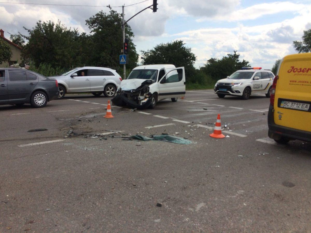 Внаслідок ДТП на околиці Львова госпіталізували 2-річну дівчинку