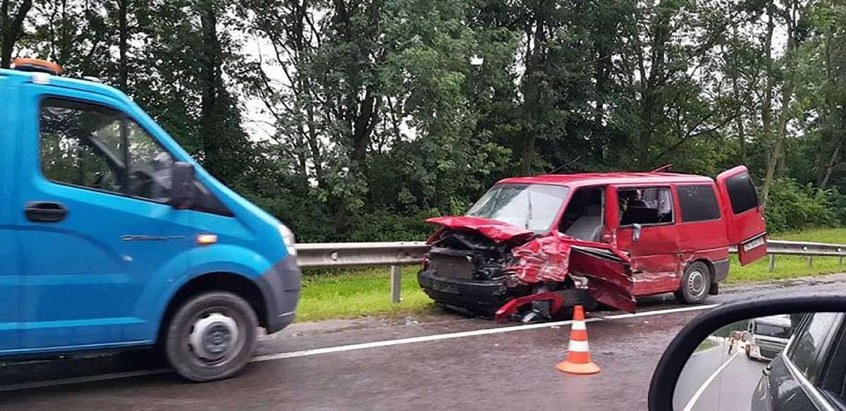 На трасі Київ-Чоп у Кам'янка-Бузькому районі сталася ДТП за участю трьох автомобілів