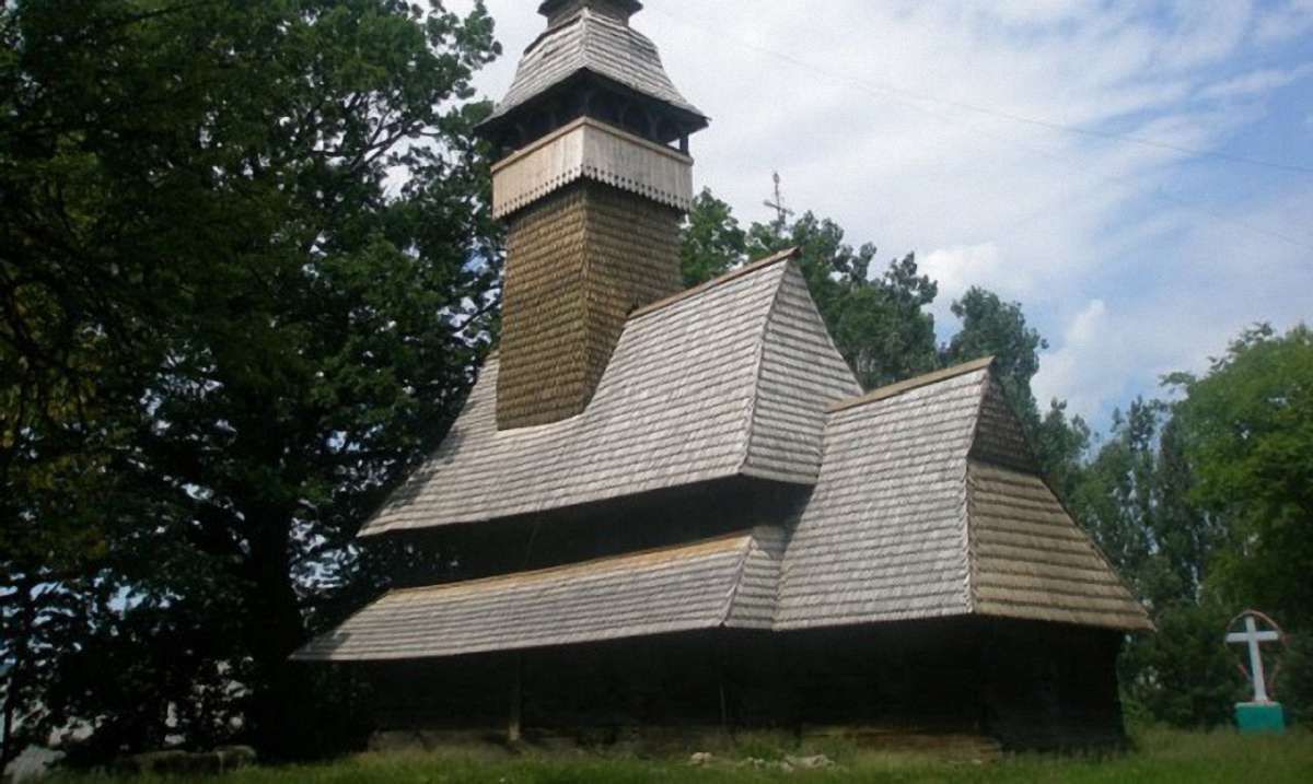 Буревій на Закарпатті пошкодив одну з найстаріших дерев'яних церков України і Європи