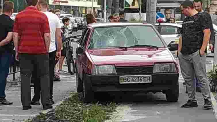 У центрі Львова автомобіль збив 41-річну жінку та виїхав на велодоріжку