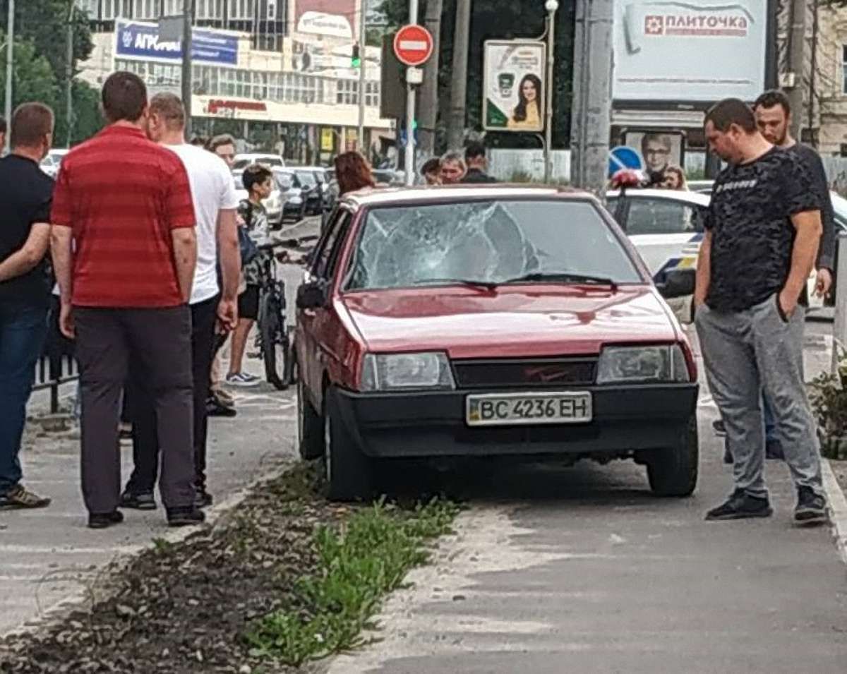 У центрі Львова автомобіль збив 41-річну жінку та виїхав на велодоріжку