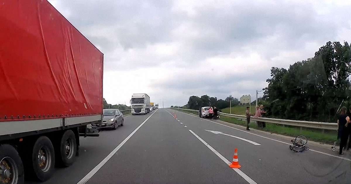 На трасі Київ-Чоп біля Львова автомобіль збив 58-річного велосипедиста