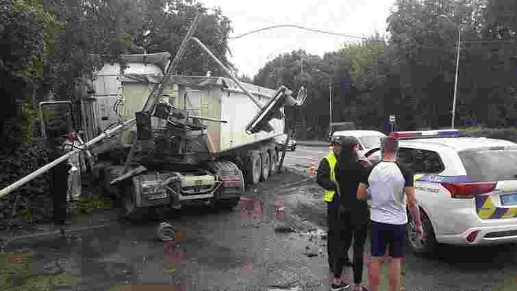 Вантажівка збила електроопору і світлофор у Львові