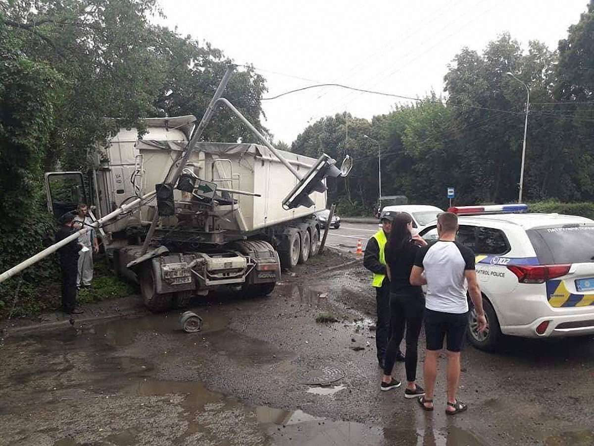 Вантажівка збила електроопору і світлофор у Львові