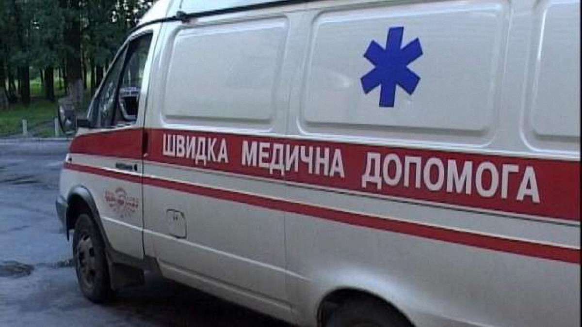 Чоловік у Луцьку впав з четвертого поверху з оберемком квітів для дружини