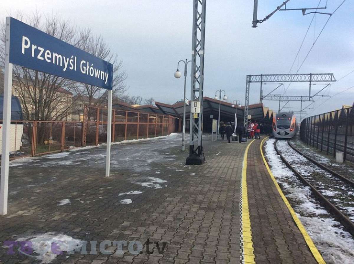 Польська залізниця запустить потяг Перемишль–Берлін через наплив пасажирів з України