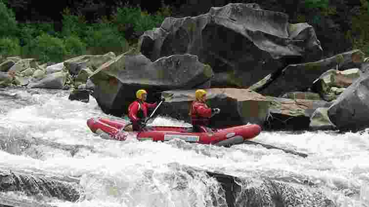 Трьох угорських туристів рятувальники витягли з річки Тиса на Закарпатті