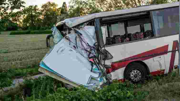У Німеччині автобус з дітьми зіткнувся з автомобілем швидкої допомоги, постраждали 40 осіб