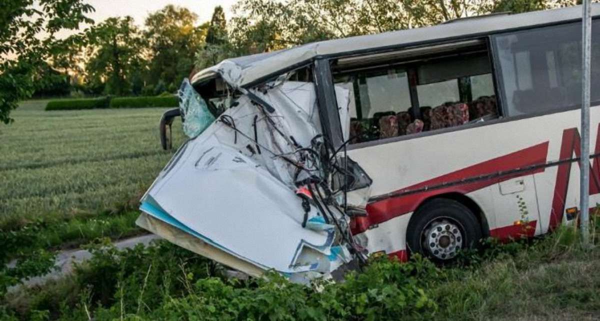У Німеччині автобус з дітьми зіткнувся з автомобілем швидкої допомоги, постраждали 40 осіб
