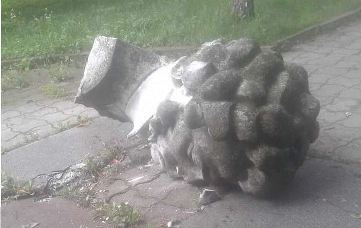 Вночі вандали зруйнували пам'ятник Пушкіну в Золочеві
