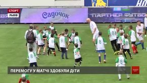 На «Арені Львів» сотня дітей зіграли проти ветеранів «Динамо»