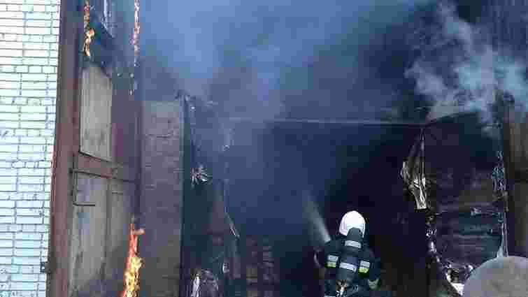 На Львівщині виникла пожежа у приміщенні для сушіння дров