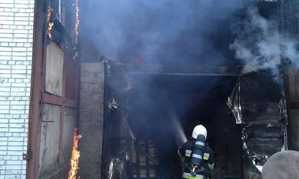 На Львівщині виникла пожежа у приміщенні для сушіння дров