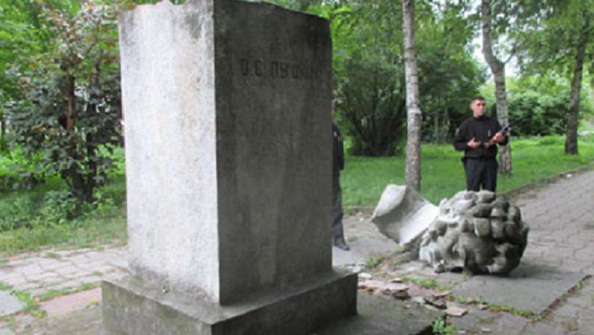 Поліція заявила, що пам’ятник Пушкіну у Золочеві обвалився сам 
