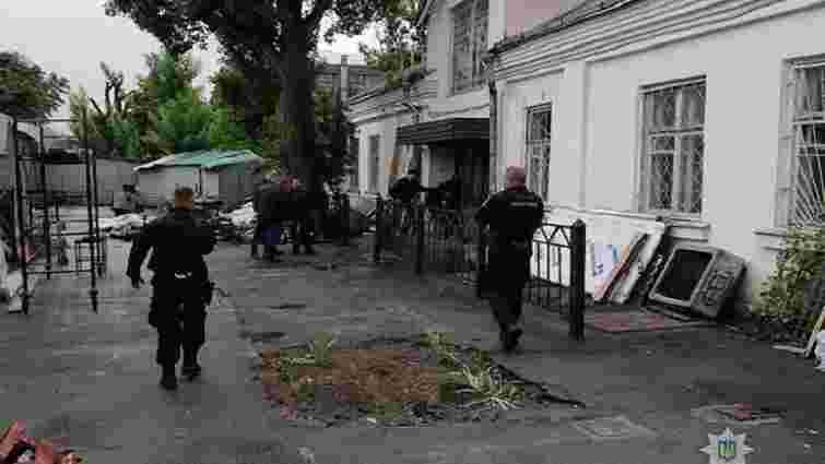 Невідомі зі стріляниною пограбували конвертцентр у Києві