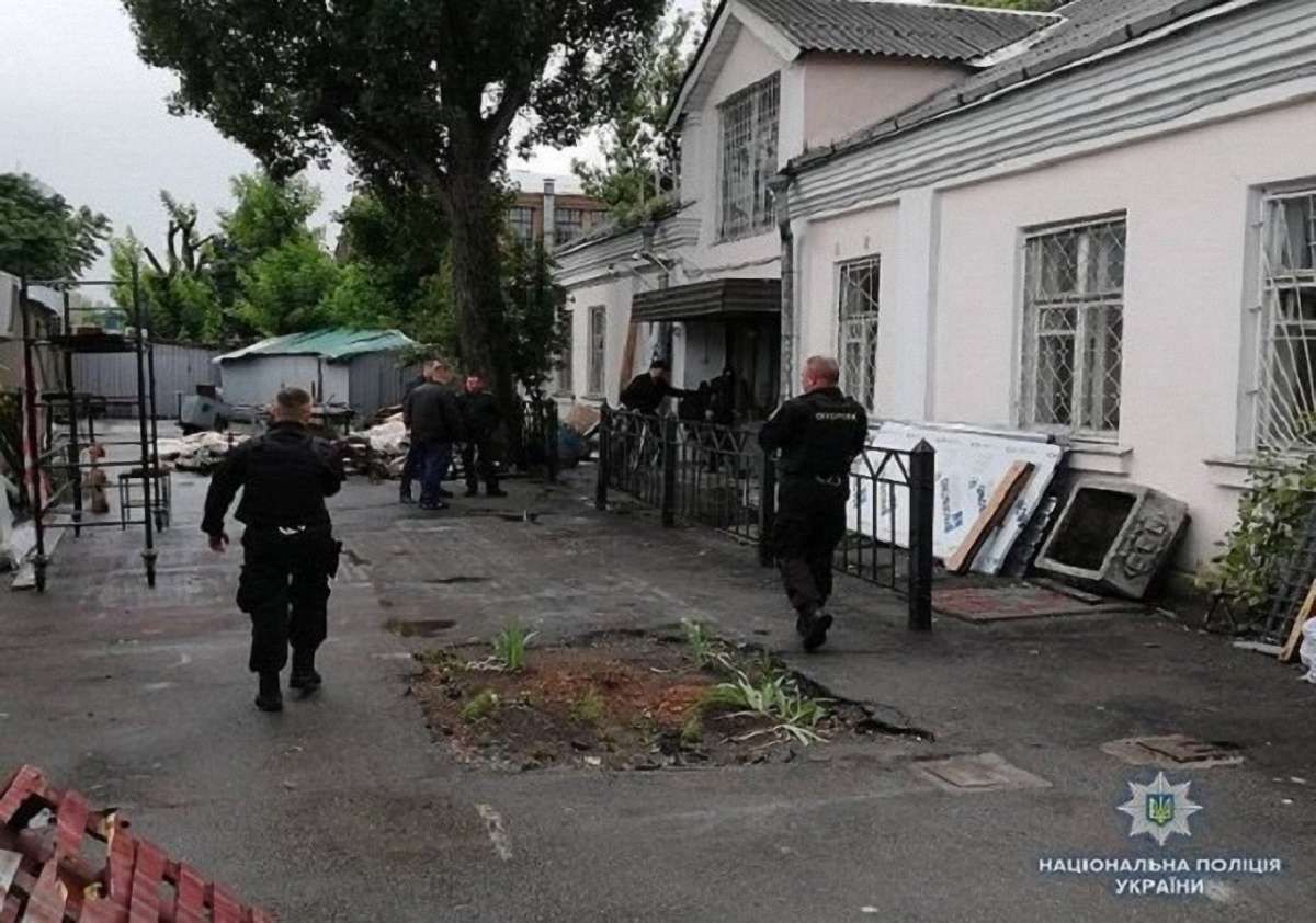 Невідомі зі стріляниною пограбували конвертцентр у Києві