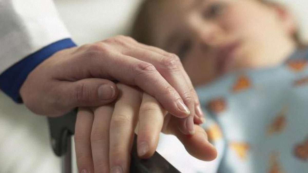 Лікарі трьох лікарень Львова намагаються врятувати руку 8-річному хлопчику