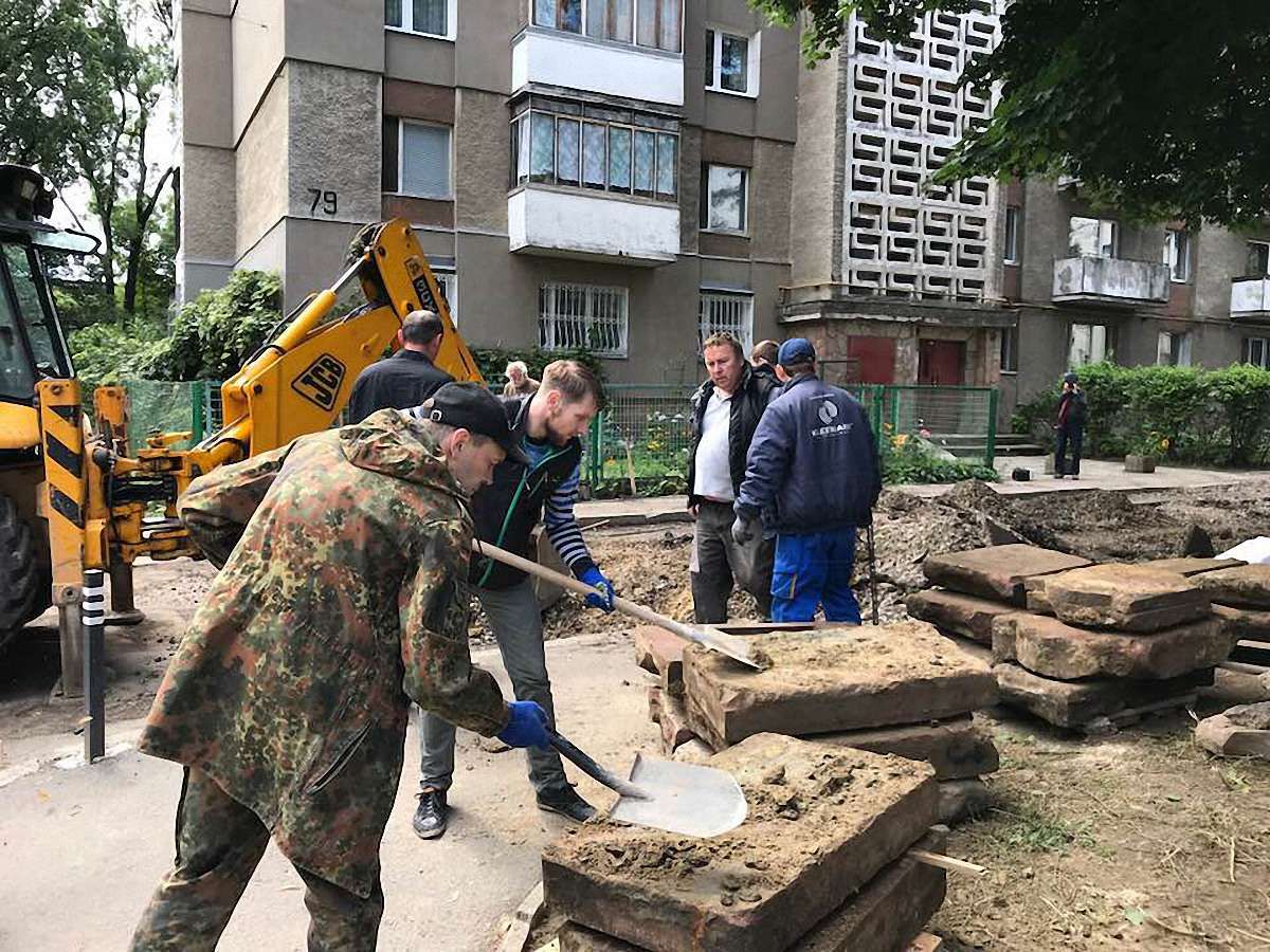 На невеликій ділянці львівської вулиці знайшли близько 150 єврейських надгробків 