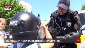 У День поліції львівські патрульні показали дітям службові автомобілі та спорядження