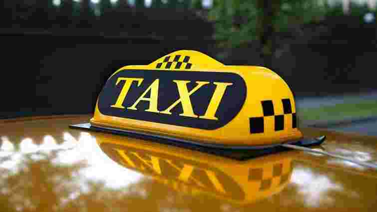 Неадекватний пасажир намагався задушити таксиста на Тернопільщині 