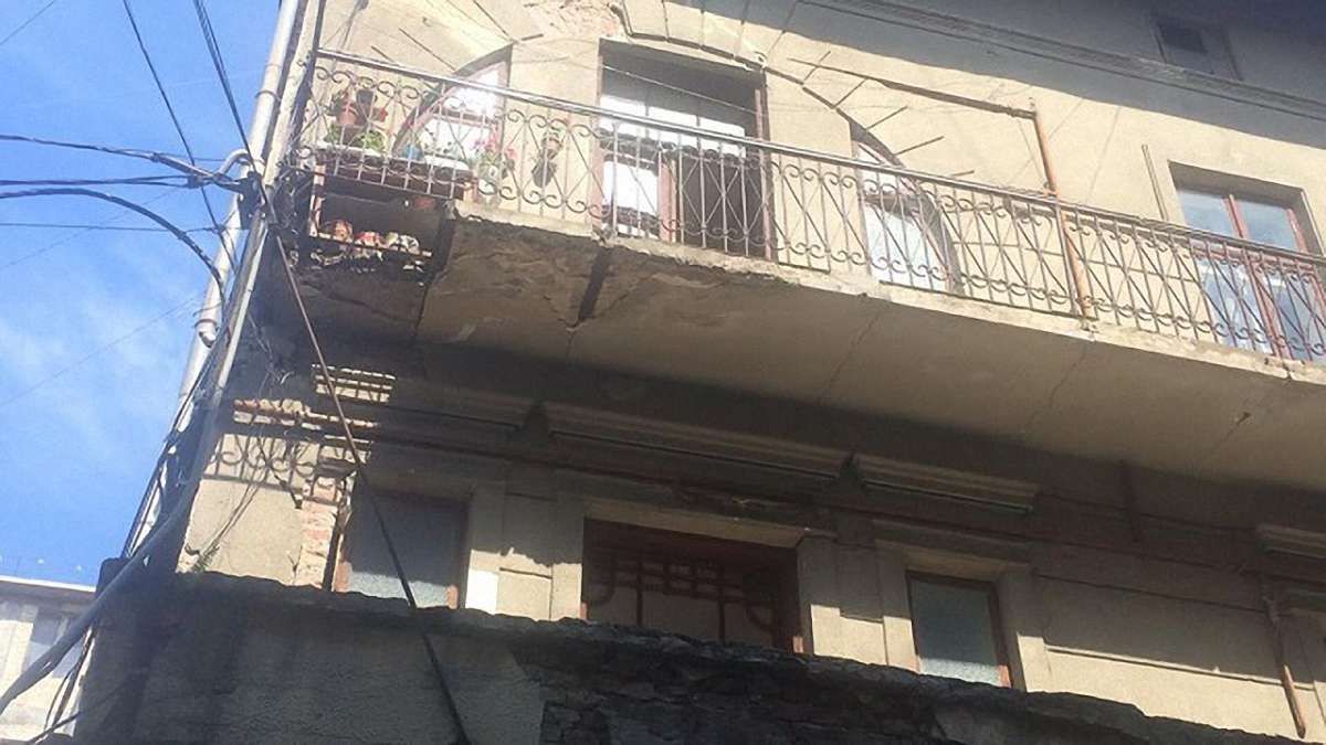 В Івано-Франківську обвалився балкон разом з 87-літньою жінкою