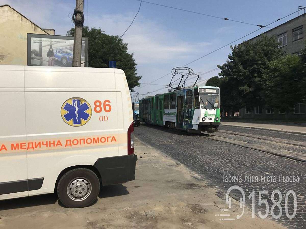 У львівському трамваї раптово помер 66-річний чоловік