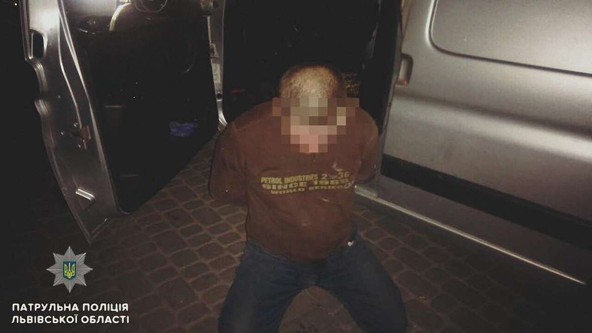 Учасник нічної ДТП у Львові з ножем напав на патрульного