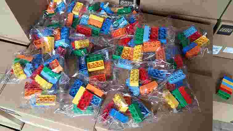Першокласникам Львівщини привезли понад 30 тис. наборів LEGO