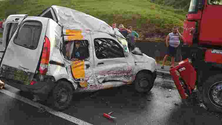 На трасі Київ-Чоп внаслідок зіткнення з вантажівкою загинув водій Renault