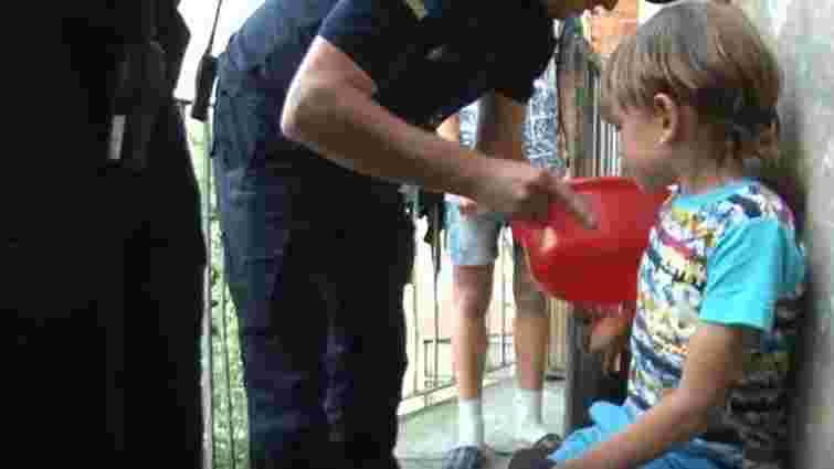 Львівські рятувальники двічі допомогли хлопчику, палець якого застряг у петлі для колодки 