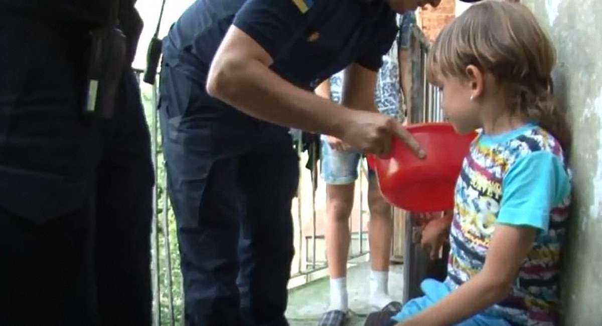 Львівські рятувальники двічі допомогли хлопчику, палець якого застряг у петлі для колодки 