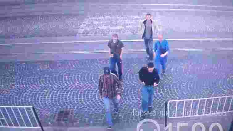 Групу вуличних злодіїв у центрі Львова затримали завдяки відеокамерам